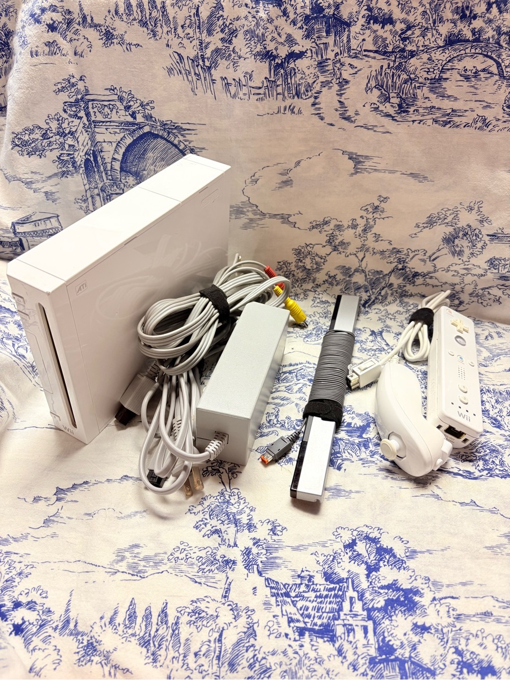 Nintendo Wii Console White Complete with Original Controller and Nunchuck